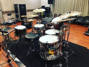Yu Seki Instagram - 新しい相棒の紹介をします。
太鼓はTAMAのSTAR Walnut
Bass 24×17
Tom 13×11
Floor Tom 16×16、18×16
1Tom2Floorの王道ロックな構成で作っていただきました。
元々TAMAは太鼓はもちろん、ハードウェア類は特に使いやすくて耐久性もバッチリで好きでした。
愛知にあるTAMAの工場に伺った際、STAR Maple、Bubinga、Walnutの22インチのセットをそれぞれ試奏させていただきましたが、Walnutのファット且つ弾力のあるしなやかなローミドルが気に入り、オーダーさせていただく流れになりました。

そしてそんなSTAR WalnutをDWS(@dwsjapan )で渋く眩くヨゴしてもらいました。
マジで気に入ってる！！！
バスドラにはゆかりのある人物やKing Gnuとミレパの曲名の当て字やら歌詞やら俺の個人的な推しやらコータめんの個人的な思想等、千社札にしてくちゃくちゃに貼りまくってあって末永く楽しめそう。
身内にしか伝わらないであろう当て字とか青春っぽくて感動。

コータめん&かおるっちありがとう！
そしてエンドーサーの立場でありながら、ここまでのペイントを施すことを許していただいたTAMA(@official_tama_drums_japan )の深い懐に全身全霊の感謝を捧げます。

10/14からのツアー、このシブくてマブい相棒と駆け巡るんで、どうかよろしく。