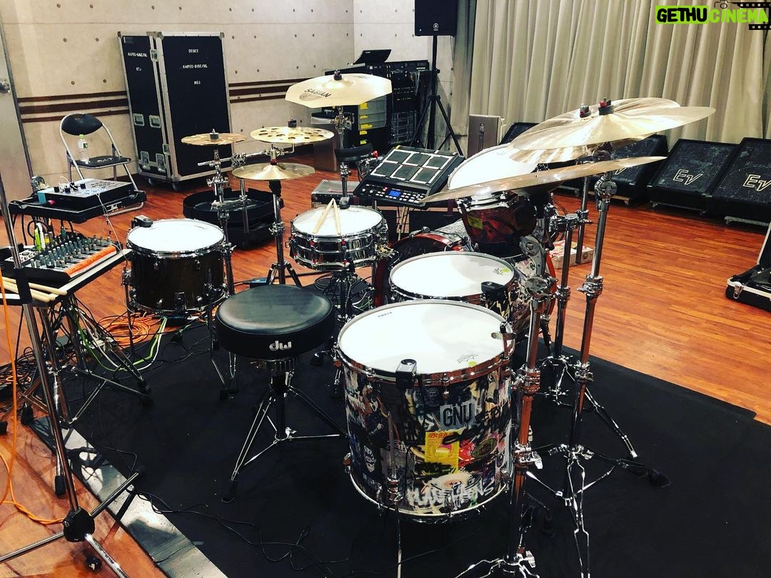 Yu Seki - 18.6K Likes - 新しい相棒の紹介をします。
太鼓はTAMAのSTAR Walnut
Bass 24×17
Tom 13×11
Floor Tom 16×16、18×16
1Tom2Floorの王道ロックな構成で作っていただきました。
元々TAMAは太鼓はもちろん、ハードウェア類は特に使いやすくて耐久性もバッチリで好きでした。
愛知にあるTAMAの工場に伺った際、STAR Maple、Bubinga、Walnutの22インチのセットをそれぞれ試奏させていただきましたが、Walnutのファット且つ弾力のあるしなやかなローミドルが気に入り、オーダーさせていただく流れになりました。
そしてそんなSTAR WalnutをDWS(@dwsjapan )で渋く眩くヨゴしてもらいました。
マジで気に入ってる!!!
バスドラにはゆかりのある人物やKing Gnuとミレパの曲名の当て字やら歌詞やら俺の個人的な推しやらコータめんの個人的な思想等、千社札にしてくちゃくちゃに貼りまくってあって末永く楽しめそう。
身内にしか伝わらないであろう当て字とか青春っぽくて感動。
コータめん&かおるっちありがとう!
そしてエンドーサーの立場でありながら、ここまでのペイントを施すことを許していただいたTAMA(@official_tama_drums_japan )の深い懐に全身全霊の感謝を捧げます。
10/14からのツアー、このシブくてマブい相棒と駆け巡るんで、どうかよろしく。