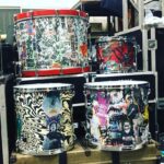 Yu Seki Instagram - 新しい相棒の紹介をします。 太鼓はTAMAのSTAR Walnut Bass 24×17 Tom 13×11 Floor Tom 16×16、18×16 1Tom2Floorの王道ロックな構成で作っていただきました。 元々TAMAは太鼓はもちろん、ハードウェア類は特に使いやすくて耐久性もバッチリで好きでした。 愛知にあるTAMAの工場に伺った際、STAR Maple、Bubinga、Walnutの22インチのセットをそれぞれ試奏させていただきましたが、Walnutのファット且つ弾力のあるしなやかなローミドルが気に入り、オーダーさせていただく流れになりました。 そしてそんなSTAR WalnutをDWS(@dwsjapan )で渋く眩くヨゴしてもらいました。 マジで気に入ってる！！！ バスドラにはゆかりのある人物やKing Gnuとミレパの曲名の当て字やら歌詞やら俺の個人的な推しやらコータめんの個人的な思想等、千社札にしてくちゃくちゃに貼りまくってあって末永く楽しめそう。 身内にしか伝わらないであろう当て字とか青春っぽくて感動。 コータめん&かおるっちありがとう！ そしてエンドーサーの立場でありながら、ここまでのペイントを施すことを許していただいたTAMA(@official_tama_drums_japan )の深い懐に全身全霊の感謝を捧げます。 10/14からのツアー、このシブくてマブい相棒と駆け巡るんで、どうかよろしく。