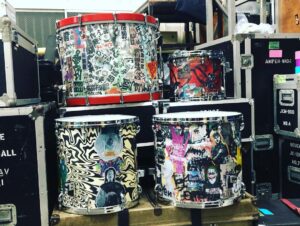 Yu Seki Instagram - 新しい相棒の紹介をします。
太鼓はTAMAのSTAR Walnut
Bass 24×17
Tom 13×11
Floor Tom 16×16、18×16
1Tom2Floorの王道ロックな構成で作っていただきました。
元々TAMAは太鼓はもちろん、ハードウェア類は特に使いやすくて耐久性もバッチリで好きでした。
愛知にあるTAMAの工場に伺った際、STAR Maple、Bubinga、Walnutの22インチのセットをそれぞれ試奏させていただきましたが、Walnutのファット且つ弾力のあるしなやかなローミドルが気に入り、オーダーさせていただく流れになりました。

そしてそんなSTAR WalnutをDWS(@dwsjapan )で渋く眩くヨゴしてもらいました。
マジで気に入ってる！！！
バスドラにはゆかりのある人物やKing Gnuとミレパの曲名の当て字やら歌詞やら俺の個人的な推しやらコータめんの個人的な思想等、千社札にしてくちゃくちゃに貼りまくってあって末永く楽しめそう。
身内にしか伝わらないであろう当て字とか青春っぽくて感動。

コータめん&かおるっちありがとう！
そしてエンドーサーの立場でありながら、ここまでのペイントを施すことを許していただいたTAMA(@official_tama_drums_japan )の深い懐に全身全霊の感謝を捧げます。

10/14からのツアー、このシブくてマブい相棒と駆け巡るんで、どうかよろしく。