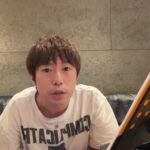 Yu Takahashi Instagram - 【はなうた-pray for Akita-】 なぁどうした？また何かあった？やられたか？ It's alright ではないよな　でも辛いなんて言わないんだな 'らしいな''らしくないな' みたいな客観視はいらんのだ 泣きたいくらい　泣けないくらい　戦い打ちのめされても 「なんてことないさ　自分より大変な人なら山ほどいるのだから」…その背比べこそが人生最大級に邪魔だ あなたという名の幸せに気付きもせずに文句垂れてる奴ら全員大馬鹿もんだ　今日は　どっか行こうか 花が咲いてるじゃないか　窓辺にさした光が 誰に気付かれることもなく輝いてる　あなたのように 多分また笑えるさ　晴れるかな　雨降るかな 会えたら嬉しいな　シャラララはなうた 世界中の幸せ集めて　あなたの中閉じ込めて 色とりどりの喜びよ起これ 生きたいか？生きたいよな　死にたいか？死にたいよな It's alright そんなもんさ　変じゃないさ　大丈夫だ 雨には負けた　風にも負けた　嵐が来たなら　ぼくらは無力だ 泥に塗れて　負け続けたって何度でもゼロから初め続けて　今ここにぼくらが生きてることが歴史の答え あなたという名の幸せに気付いた途端どんな未来も怖くないような気分なんだ　今夜は　何食べようか 鳥が鳴いてるじゃないか　羽ばたいた青い空が 誰に気付かれることもなく微笑んでる　あなたのように 多分また笑えるさ　晴れるかな　雨降るかな 会えたら嬉しいな　シャララ唄いながら 世界中の幸せ集めて　あなたの中閉じ込めて 色とりどりの喜びを起こせ 花が咲いてるじゃないか　窓辺にさした光が 誰に気付かれることもなく輝いてる　あなたのように 多分また笑えるさ　だけどもし耐えられない時は 会いに行くよ　シャララ唄いながら 世界中の幸せ集めて　あなたの中閉じ込めて 色とりどりの喜びを起こせ　 どんな悲しみさえ　乗り越えて #高橋優 #prayforakita