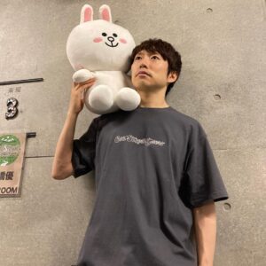Yu Takahashi Instagram - 高橋優です！
インスタはじめました！
今日はLINE CUBE SHIBUYAでライブでした！楽屋にコニーさんいらっしゃったのでツーショット撮りました！

Twitterもやってますがこれからインスタでも皆さんと繋がっていけたらと思います。

18日19時頃〜インスタライブやりたいと思ってます！
よろしくお願いしますー！

#高橋優
#takahashiyu
#ONESTROKESHOW2021
#linecubeshibuya 
#初投稿