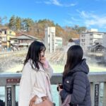 Yui Oguri Instagram - お姉ちゃんとプチ旅🦌♨️ 鞄色違い〜なかよし〜☺️♡ #群馬#草津#草津温泉 #食べ歩き#焼き団子 #ニホンカモシカ#姉妹 #ポレーヌ @polene_paris