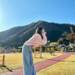 Yui Oguri Instagram - 空気も空も綺麗で ずーっと上向いてた🪽🌿 #冬コーデ #冬服 #お出かけ#姉妹プチ旅