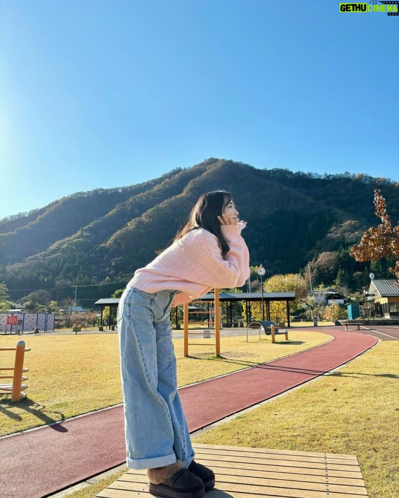 Yui Oguri Instagram - 空気も空も綺麗で ずーっと上向いてた🪽🌿 #冬コーデ #冬服 #お出かけ#姉妹プチ旅