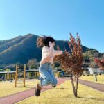 Yui Oguri Instagram - 空気も空も綺麗で ずーっと上向いてた🪽🌿 #冬コーデ #冬服 #お出かけ#姉妹プチ旅
