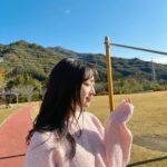 Yui Oguri Instagram - 空気も空も綺麗で ずーっと上向いてた🪽🌿 #冬コーデ #冬服 #お出かけ#姉妹プチ旅