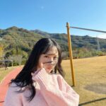 Yui Oguri Instagram - 空気も空も綺麗で ずーっと上向いてた🪽🌿 #冬コーデ #冬服 #お出かけ#姉妹プチ旅