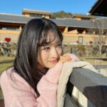 Yui Oguri Instagram - 空気も空も綺麗で ずーっと上向いてた🪽🌿 #冬コーデ #冬服 #お出かけ#姉妹プチ旅
