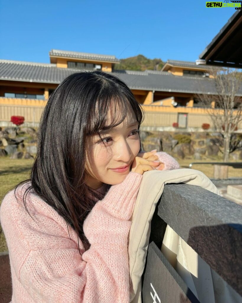Yui Oguri Instagram - 空気も空も綺麗で ずーっと上向いてた🪽🌿 #冬コーデ #冬服 #お出かけ#姉妹プチ旅