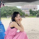 Yui Oguri Instagram - 夏の終わり ゴンくんとの旅🌻🐾🔖 #夏#海#わんちゃん