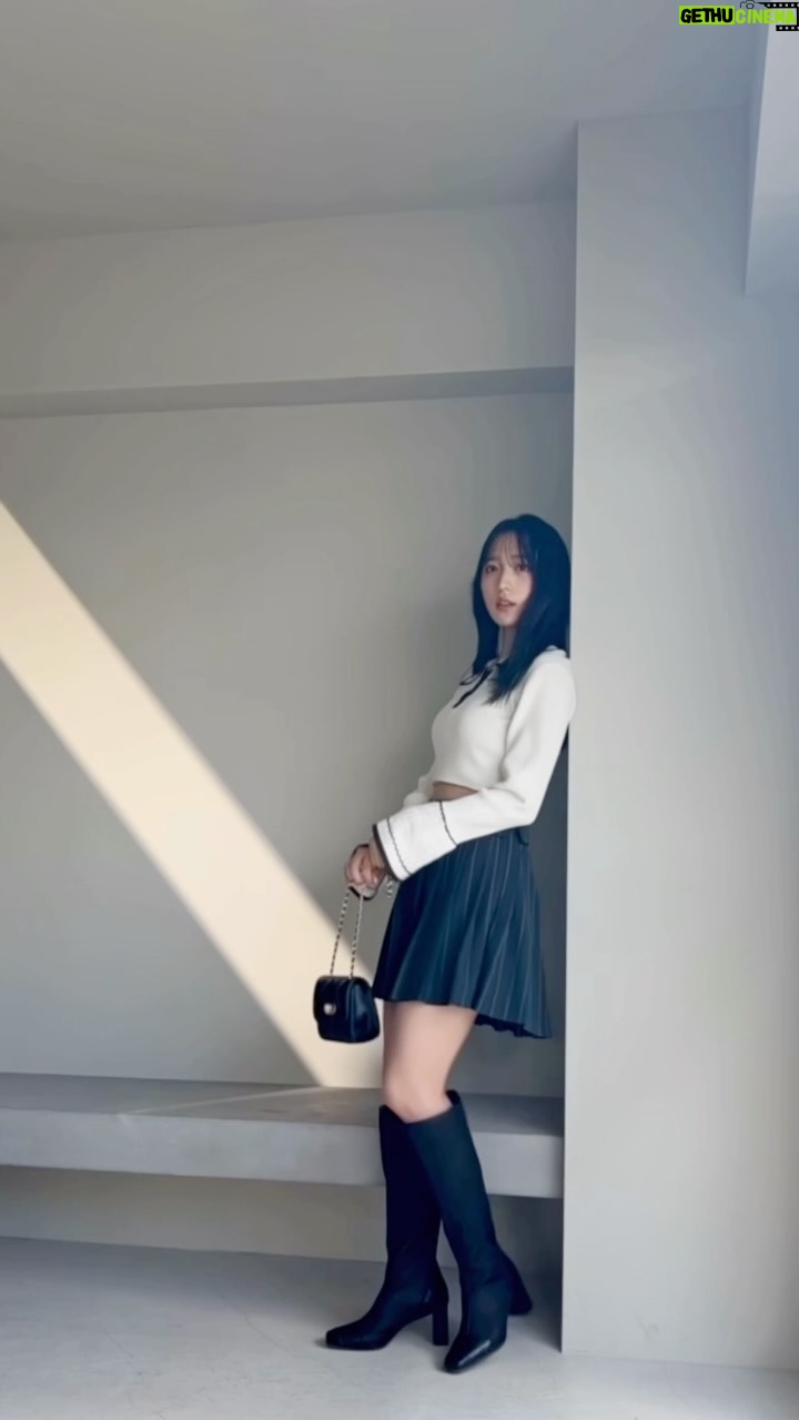 Yui Oguri Instagram - dazzlinのWEBマガジン第1弾 「BEAMING.」が公開されました🕯️🤎 公式通販サイト『RUNWAY channel』にて ぜひcheckしてくださいっ☺︎ デザインが可愛いのはもちろん スタイル良く見せてくれるシルエットなどの こだわりもあって素晴らしかった ~🥲🌿 お気に入りは決められないなぁ… 他のカラーも可愛いからチェックしてね✔️ #dazzlin #fashion