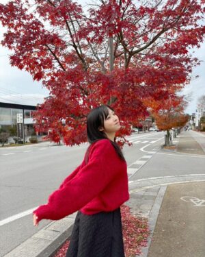Yui Oguri Instagram - 冬の赤色ってなんかいい~👜🧣🔖

#姉妹旅Part2
#姉妹#銀杏
#軽井沢
#軽井沢旅行