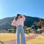Yui Oguri Instagram - 空気も空も綺麗で ずーっと上向いてた🪽🌿 #冬コーデ #冬服 #お出かけ#姉妹プチ旅