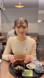 Yui Oguri Instagram - 名古屋でひつまぶし食べれて しあわせぇ~🐟🍚🥢 #名古屋グルメ #ひつまぶし #鰻だいすきです