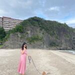 Yui Oguri Instagram - 夏の終わり ゴンくんとの旅🌻🐾🔖 #夏#海#わんちゃん