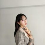 Yui Oguri Instagram - レイヤードライク ウエストジャケット🧥♡ ジャケットのシルエットが綺麗で カッコ良さと 女性らしさのある セットアップ ~🥨 カーデレイヤーバックオープンミニワンピース🫧 可愛らしさと背中が開いていて大人っぽい感じが素敵なのです ~！ 詳しくは… @dazzlin_official のWebサイト チェックしてね🧸🌷 #dazzlin