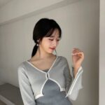 Yui Oguri Instagram - レイヤードライク ウエストジャケット🧥♡ ジャケットのシルエットが綺麗で カッコ良さと 女性らしさのある セットアップ ~🥨 カーデレイヤーバックオープンミニワンピース🫧 可愛らしさと背中が開いていて大人っぽい感じが素敵なのです ~！ 詳しくは… @dazzlin_official のWebサイト チェックしてね🧸🌷 #dazzlin