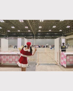 Yui Oguri Instagram - Merry Christmas EVE 🎅🏻🎄💫

素敵なケータリングと…
お誕生日のお祝いも幸せでしたぁ
握手会二日間
ありがとうございました！！

#個別握手会
#クリスマス#サンタコス
#ケンタッキー
#銚子丸