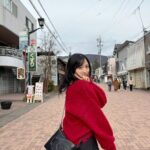 Yui Oguri Instagram - 冬の赤色ってなんかいい~👜🧣🔖 #姉妹旅Part2 #姉妹#銀杏 #軽井沢 #軽井沢旅行