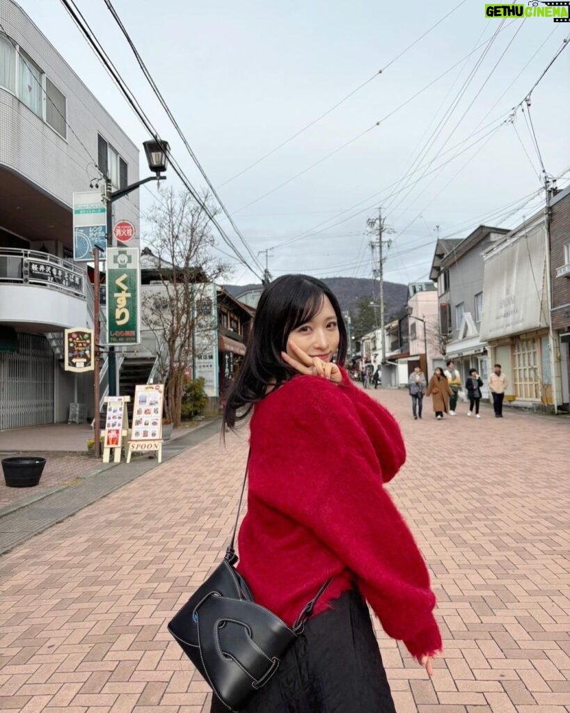 Yui Oguri Instagram - 冬の赤色ってなんかいい~👜🧣🔖 #姉妹旅Part2 #姉妹#銀杏 #軽井沢 #軽井沢旅行