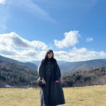 Yui Oguri Instagram - 冬の赤色ってなんかいい~👜🧣🔖 #姉妹旅Part2 #姉妹#銀杏 #軽井沢 #軽井沢旅行