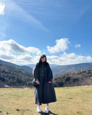 Yui Oguri Instagram - 冬の赤色ってなんかいい~👜🧣🔖

#姉妹旅Part2
#姉妹#銀杏
#軽井沢
#軽井沢旅行