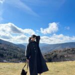 Yui Oguri Instagram - 冬の赤色ってなんかいい~👜🧣🔖 #姉妹旅Part2 #姉妹#銀杏 #軽井沢 #軽井沢旅行