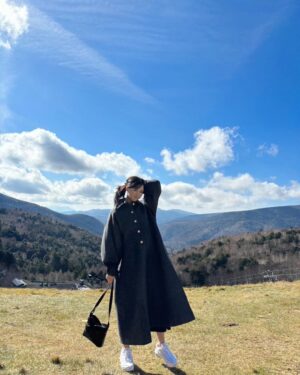 Yui Oguri Instagram - 冬の赤色ってなんかいい~👜🧣🔖

#姉妹旅Part2
#姉妹#銀杏
#軽井沢
#軽井沢旅行