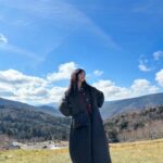 Yui Oguri Instagram - 冬の赤色ってなんかいい~👜🧣🔖 #姉妹旅Part2 #姉妹#銀杏 #軽井沢 #軽井沢旅行
