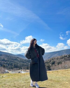 Yui Oguri Instagram - 冬の赤色ってなんかいい~👜🧣🔖

#姉妹旅Part2
#姉妹#銀杏
#軽井沢
#軽井沢旅行
