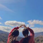 Yui Oguri Instagram – 冬の赤色ってなんかいい~👜🧣🔖

#姉妹旅Part2
#姉妹#銀杏
#軽井沢
#軽井沢旅行