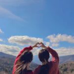 Yui Oguri Instagram - 冬の赤色ってなんかいい~👜🧣🔖 #姉妹旅Part2 #姉妹#銀杏 #軽井沢 #軽井沢旅行