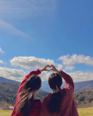 Yui Oguri Instagram - 冬の赤色ってなんかいい~👜🧣🔖

#姉妹旅Part2
#姉妹#銀杏
#軽井沢
#軽井沢旅行