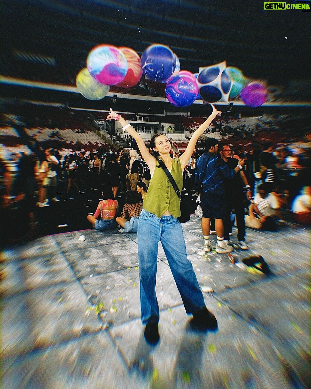 Yuki Kato Instagram - Everyone is an alien somewheređź’› Here u go, a #diaryukikato went for #yukitakonser @coldplay another bucket list checked. Blessed and grateful. Bonus foto terkahir aftermath dr konsernya, gamon sampe besoknya otw ke lokasi shooting masih aja mewek. Hehe. Jakarta, Indonesia