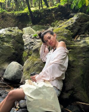 Yuki Kato Instagram - Nature’s blessings ✨

One of the perks living in Indonesia, mau istirahatkan pikiran tinggal ke alam. Mau hutan, pantai, air terjun, laut, gunung, keindahan bawah laut, bukit, you name it semua kita punya. 

Sudah diberi kemudahan ini masa kita masih aja engga ada itikad buat merawat, menyayangi dan menjaga alam kita? 

Perbuatan yg paaaling simple dan gampang adalah buang sampah pada tempatnya. Ga ada tempat sampah disekitar km? Engga ada masalah, simpan aja dulu di kantong atau di tas. Sampai kamu menemukan tempat sampah. Please bikin ini jadi habit baru kalian ya sobat, i know we can do it! Love you sobaaaaat❤️

#diaryukikato
