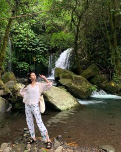 Yuki Kato Instagram - Nature’s blessings ✨ One of the perks living in Indonesia, mau istirahatkan pikiran tinggal ke alam. Mau hutan, pantai, air terjun, laut, gunung, keindahan bawah laut, bukit, you name it semua kita punya. Sudah diberi kemudahan ini masa kita masih aja engga ada itikad buat merawat, menyayangi dan menjaga alam kita? Perbuatan yg paaaling simple dan gampang adalah buang sampah pada tempatnya. Ga ada tempat sampah disekitar km? Engga ada masalah, simpan aja dulu di kantong atau di tas. Sampai kamu menemukan tempat sampah. Please bikin ini jadi habit baru kalian ya sobat, i know we can do it! Love you sobaaaaat❤️ #diaryukikato