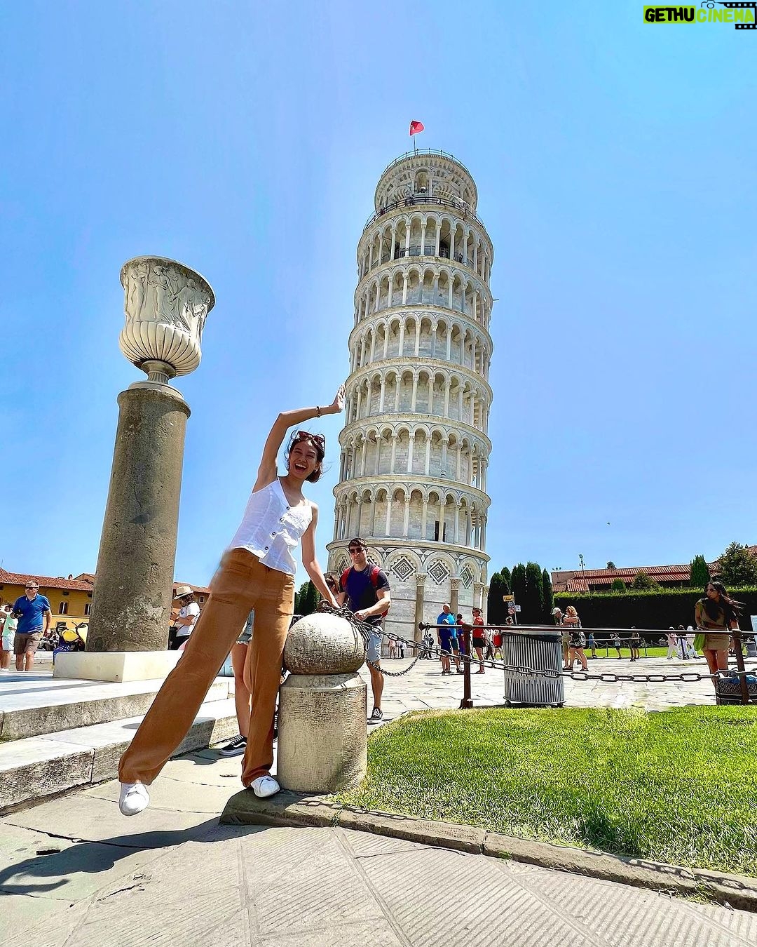 Yuki Kato Instagram - Another bucket list checked! Menara Pisa!!! Betul miring ya bangunannya!! Dan tentu tidak aku lupakan foto turis dooong! Minta tolong sama turis yg lain untuk fotoin hehe susah juga yaa untuk foto yg clear gt wkwk kalo engga background banyak bgt org, sama mau foto yg ala2 dorong menaranya tapi kelewatan… berasa lagi tos tp dikacangin xixixi Udah gitu aja ya #diaryukikato kali ini ✨ Torre Di Pisa