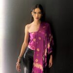 Yuki Kato Instagram – Mix and match at its best. Sebisa dan semampu kita terus menggunakan kain-kain khas dari indonesia.
Kain satin motif jumputan ada teknik tie dye dipadukan leather pants? Kenapa engga?? Have some fun! Berkain tdk selalu mesti kaku menurut aku…
Selamat bersenang-senang dengan style kalian masing-masing sobat online aku! Have a great weekend ahead!
#diaryukikato