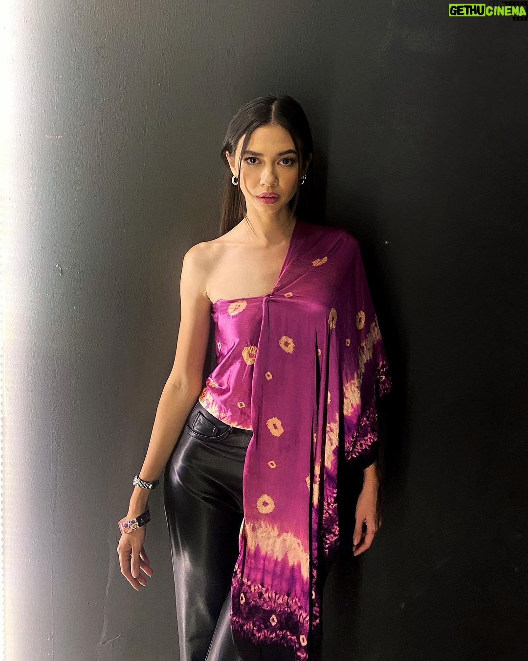 Yuki Kato Instagram - Mix and match at its best. Sebisa dan semampu kita terus menggunakan kain-kain khas dari indonesia. Kain satin motif jumputan ada teknik tie dye dipadukan leather pants? Kenapa engga?? Have some fun! Berkain tdk selalu mesti kaku menurut aku… Selamat bersenang-senang dengan style kalian masing-masing sobat online aku! Have a great weekend ahead! #diaryukikato