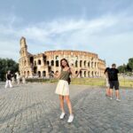 Yuki Kato Instagram - Foto kenang2an menjadi turis di colosseum, foto yg awal dibantuin foro sama a very lovely couple (they were so nice! Love them! Smg bahagia selalu untuk mereka🫶🏻) hihihi nah, kl foto terakhir sih gue udh ga ngerti lagi ya… niat pingin selfie biar semua keliatan, muka gue malah begitu…. ca.pek. 🥲 Gitu aja #diaryukikato kali ini. Colosseum,Rome,Italy