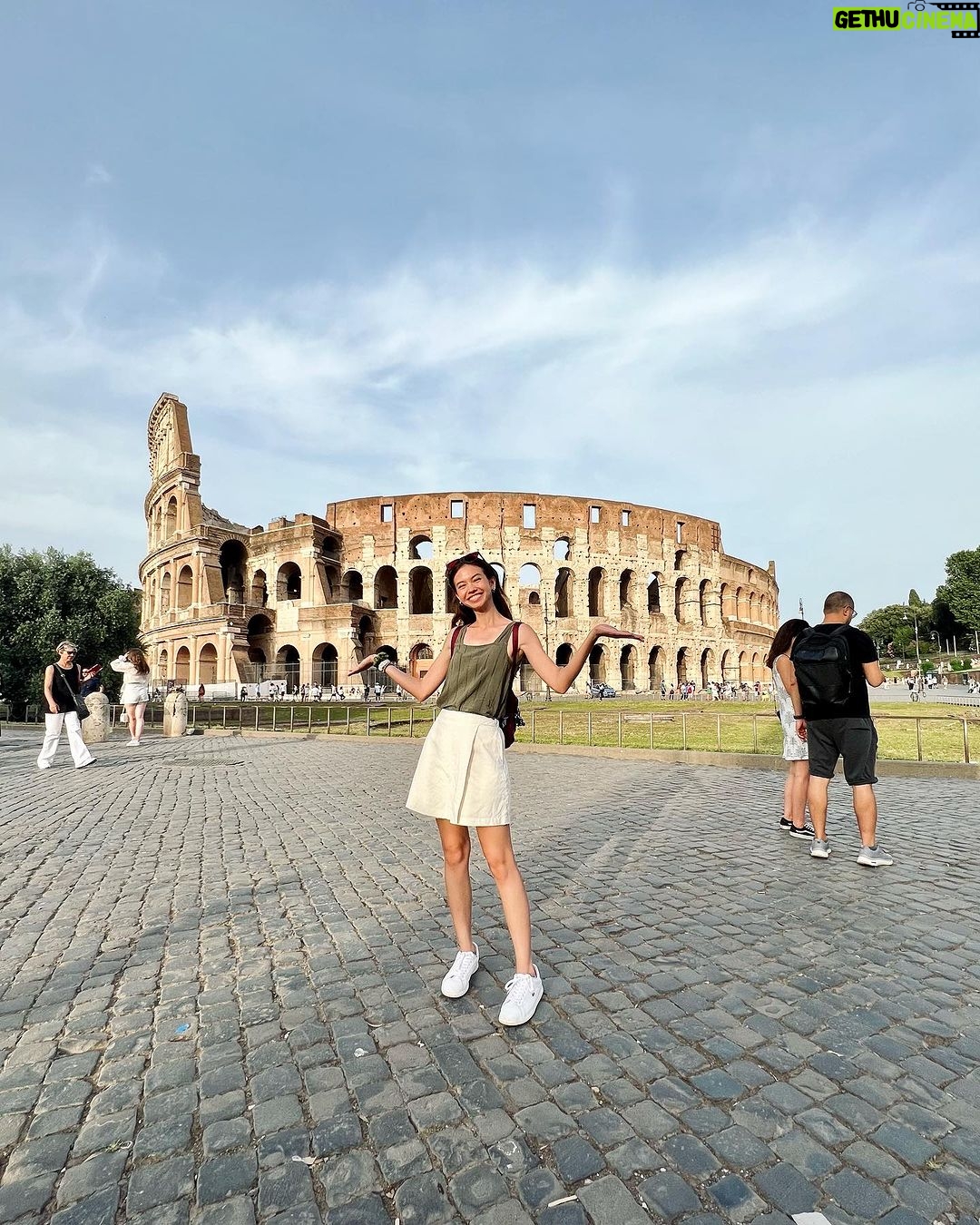 Yuki Kato Instagram - Foto kenang2an menjadi turis di colosseum, foto yg awal dibantuin foro sama a very lovely couple (they were so nice! Love them! Smg bahagia selalu untuk mereka🫶🏻) hihihi nah, kl foto terakhir sih gue udh ga ngerti lagi ya… niat pingin selfie biar semua keliatan, muka gue malah begitu…. ca.pek. 🥲 Gitu aja #diaryukikato kali ini. Colosseum,Rome,Italy