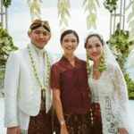 Yuki Kato Instagram - "The best thing to hold onto in life is each other."—Audrey Hepburn Have a wonderful marriage ahead and big congratulations kak @itsmebcl and kak @tikotiki 💖 #diaryukikato Amankila