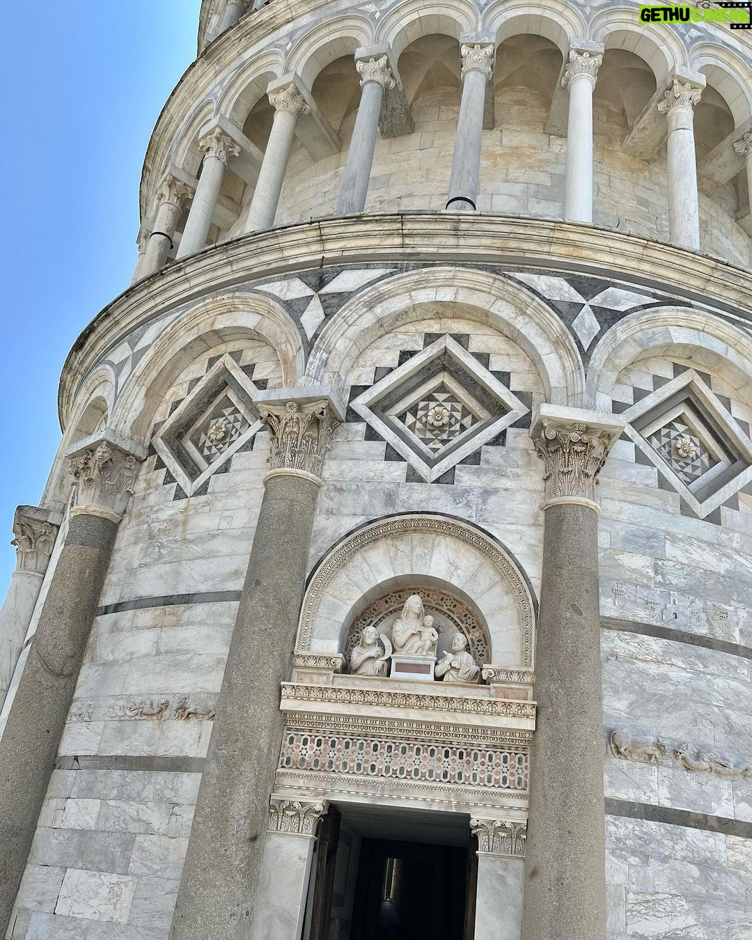 Yuki Kato Instagram - Another bucket list checked! Menara Pisa!!! Betul miring ya bangunannya!! Dan tentu tidak aku lupakan foto turis dooong! Minta tolong sama turis yg lain untuk fotoin hehe susah juga yaa untuk foto yg clear gt wkwk kalo engga background banyak bgt org, sama mau foto yg ala2 dorong menaranya tapi kelewatan… berasa lagi tos tp dikacangin xixixi Udah gitu aja ya #diaryukikato kali ini ✨ Torre Di Pisa