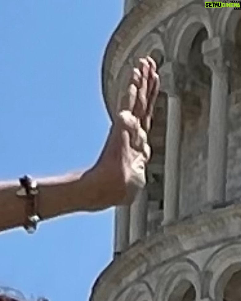 Yuki Kato Instagram - Another bucket list checked! Menara Pisa!!! Betul miring ya bangunannya!! Dan tentu tidak aku lupakan foto turis dooong! Minta tolong sama turis yg lain untuk fotoin hehe susah juga yaa untuk foto yg clear gt wkwk kalo engga background banyak bgt org, sama mau foto yg ala2 dorong menaranya tapi kelewatan… berasa lagi tos tp dikacangin xixixi Udah gitu aja ya #diaryukikato kali ini ✨ Torre Di Pisa