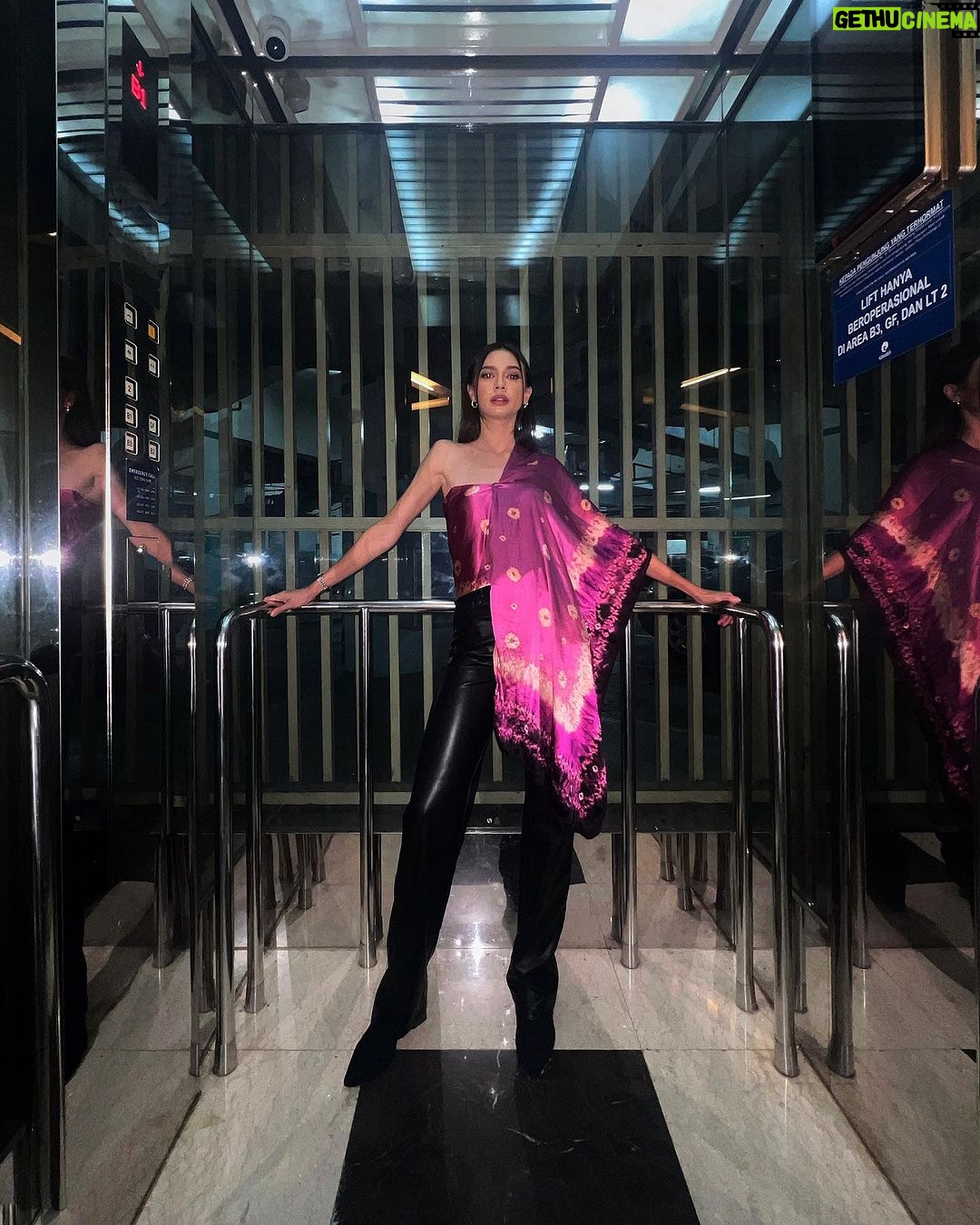 Yuki Kato Instagram - Mix and match at its best. Sebisa dan semampu kita terus menggunakan kain-kain khas dari indonesia. Kain satin motif jumputan ada teknik tie dye dipadukan leather pants? Kenapa engga?? Have some fun! Berkain tdk selalu mesti kaku menurut aku… Selamat bersenang-senang dengan style kalian masing-masing sobat online aku! Have a great weekend ahead! #diaryukikato