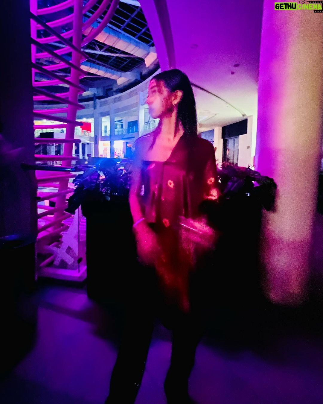 Yuki Kato Instagram - Mix and match at its best. Sebisa dan semampu kita terus menggunakan kain-kain khas dari indonesia. Kain satin motif jumputan ada teknik tie dye dipadukan leather pants? Kenapa engga?? Have some fun! Berkain tdk selalu mesti kaku menurut aku… Selamat bersenang-senang dengan style kalian masing-masing sobat online aku! Have a great weekend ahead! #diaryukikato