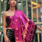 Yuki Kato Instagram – Mix and match at its best. Sebisa dan semampu kita terus menggunakan kain-kain khas dari indonesia.
Kain satin motif jumputan ada teknik tie dye dipadukan leather pants? Kenapa engga?? Have some fun! Berkain tdk selalu mesti kaku menurut aku…
Selamat bersenang-senang dengan style kalian masing-masing sobat online aku! Have a great weekend ahead!
#diaryukikato