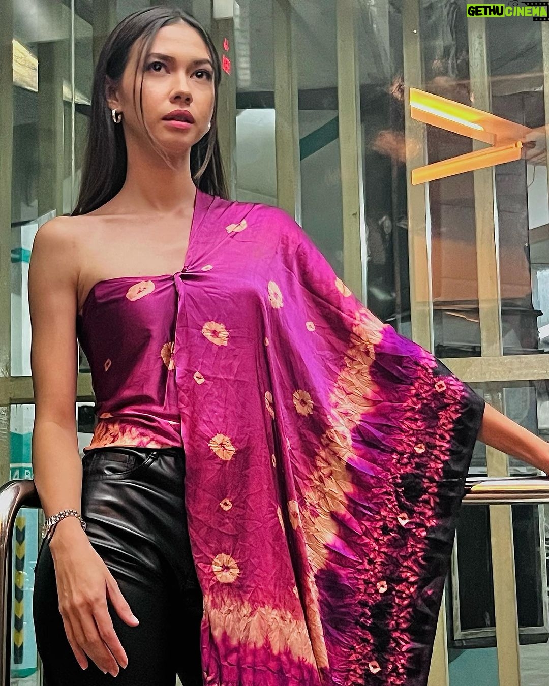 Yuki Kato Instagram - Mix and match at its best. Sebisa dan semampu kita terus menggunakan kain-kain khas dari indonesia. Kain satin motif jumputan ada teknik tie dye dipadukan leather pants? Kenapa engga?? Have some fun! Berkain tdk selalu mesti kaku menurut aku… Selamat bersenang-senang dengan style kalian masing-masing sobat online aku! Have a great weekend ahead! #diaryukikato