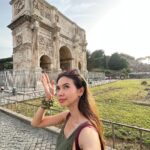 Yuki Kato Instagram - Foto kenang2an menjadi turis di colosseum, foto yg awal dibantuin foro sama a very lovely couple (they were so nice! Love them! Smg bahagia selalu untuk mereka🫶🏻) hihihi nah, kl foto terakhir sih gue udh ga ngerti lagi ya… niat pingin selfie biar semua keliatan, muka gue malah begitu…. ca.pek. 🥲 Gitu aja #diaryukikato kali ini. Colosseum,Rome,Italy